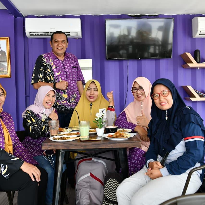 Presiden Direktur Kopsyah BMI, Kamaruddin Batubara berfoto bersama pengunjung di Gerai Tangerang Gemilang (foto : Istimewa)