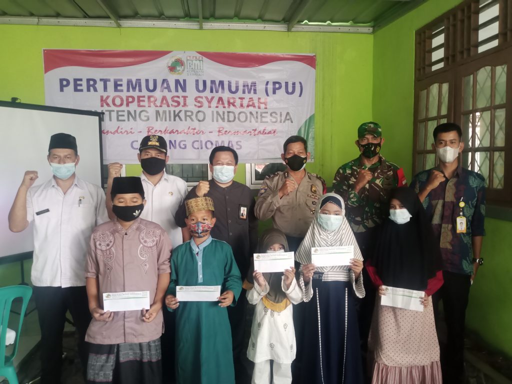 Foto bersama usai santunan anak yatim di sela Pertemuan Umum di Desa Pagelaran, Ciomas, Bogor.