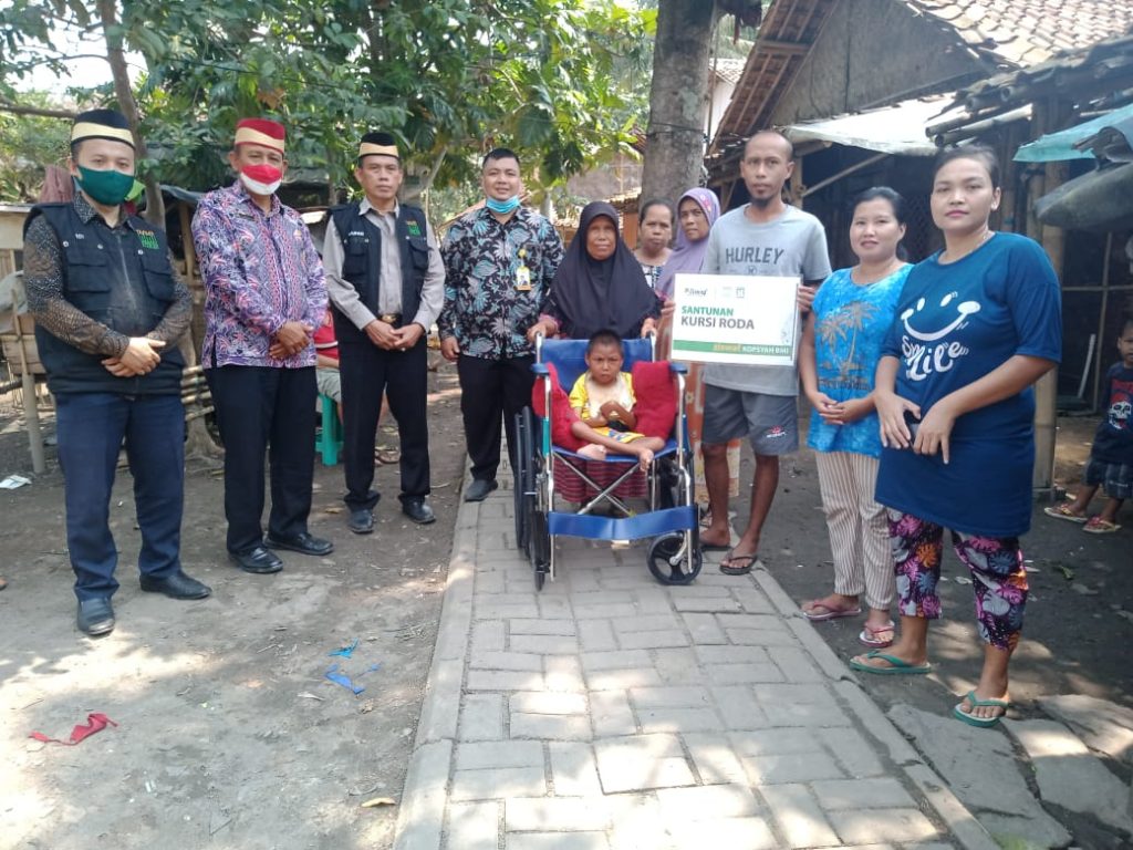 Penyerahan kursi roda gratis dari Koperasi BMI untuk Ahmad Ramdhani, warga Desa Koper, Kecamatan Kresek, Tangerang.