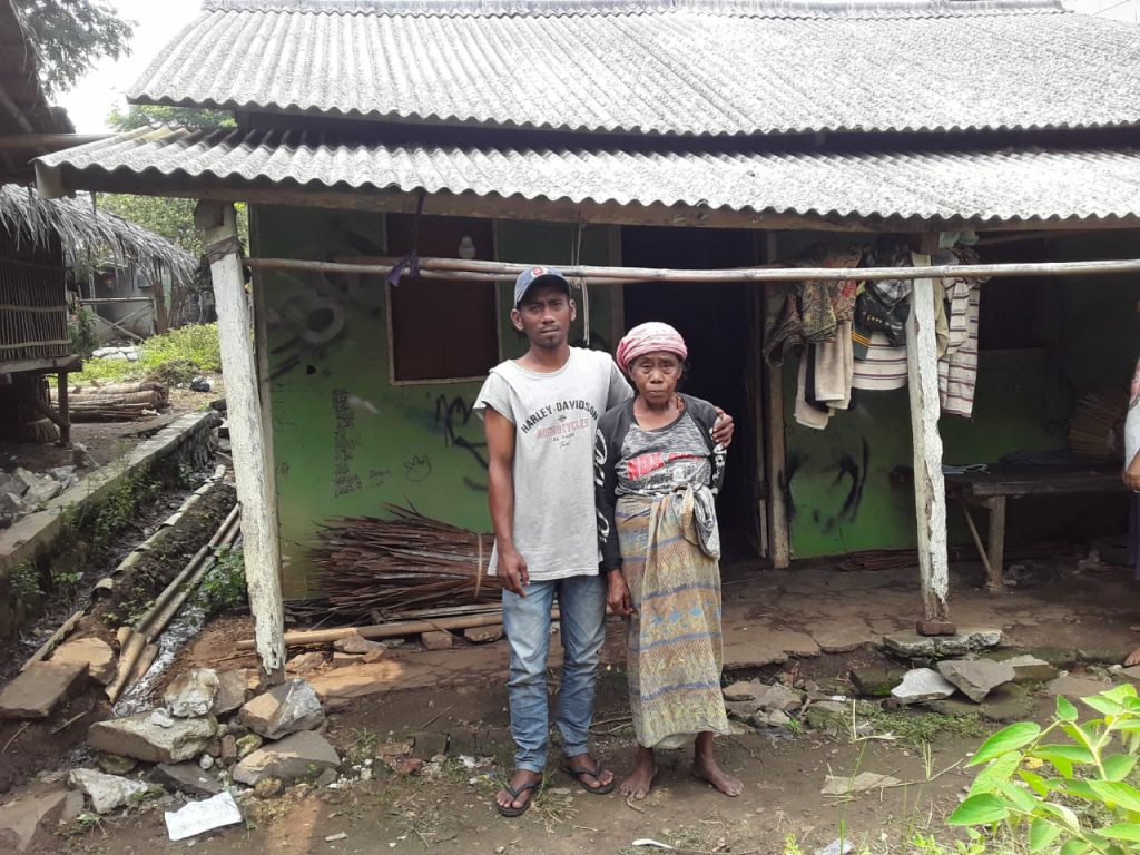 Manan bersama sang ibu, Sainem (77) di depan rumahnya di Desa Kemuning, Kecamatan Kresek, Kabupaten Tangerang. Inilah bentuk rumah mereka sebelum dibongkar untuk dibangun ulang oleh Kopsyah BMI. Manan menjadi tulang punggung keluarga setelah sang ayah meninggal dunia.