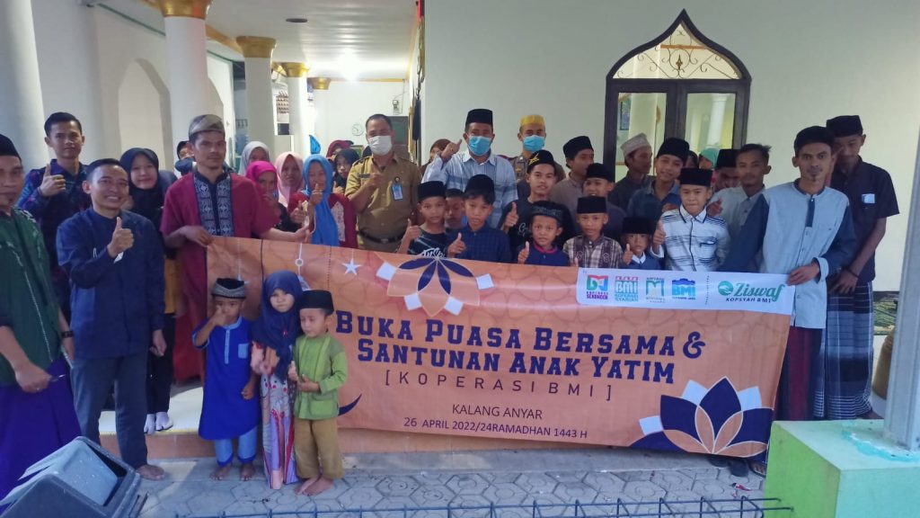 Suasana buka bersama usai santunan Kopsyah BMI untuk anak yatim di Masjid Kampung Menes, Pandeglang, Selasa 26 April 2022.
