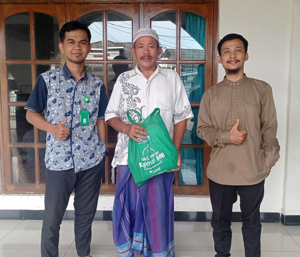 Penyerahan bingkisan lebaran untuk Marbot di Cabang Jasinga,Kabupaten Bogor.