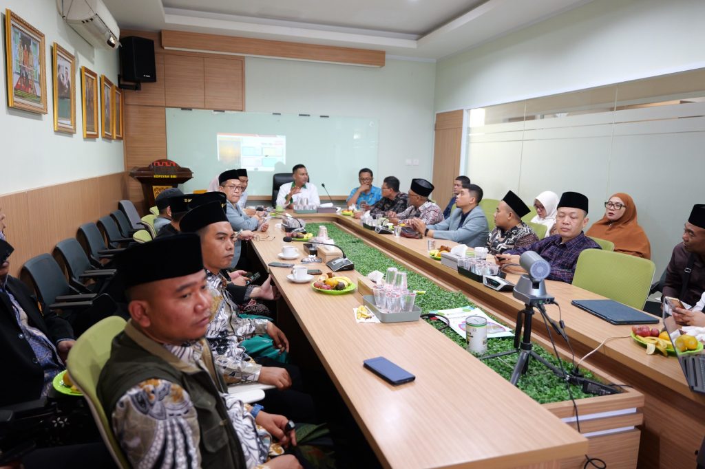 Wapresdir Koperasi BMI Group Radius Usman memberi materi kepada peserta studi tiru.